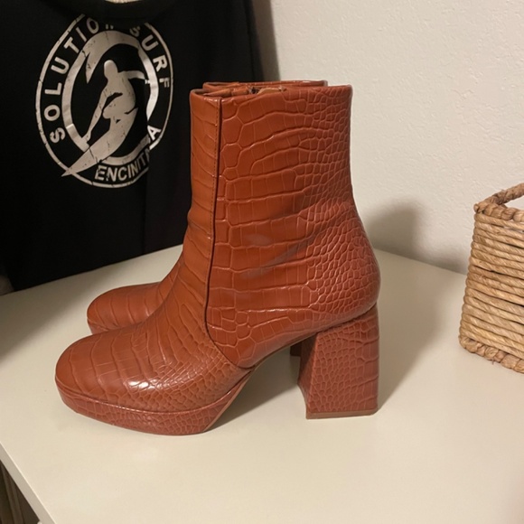 Cute Snakeskin Print Retro Boots - Picture 2 of 3